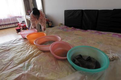 三江楼上漏水，住户失联，小区没物管，业主维权难！律师来支招……